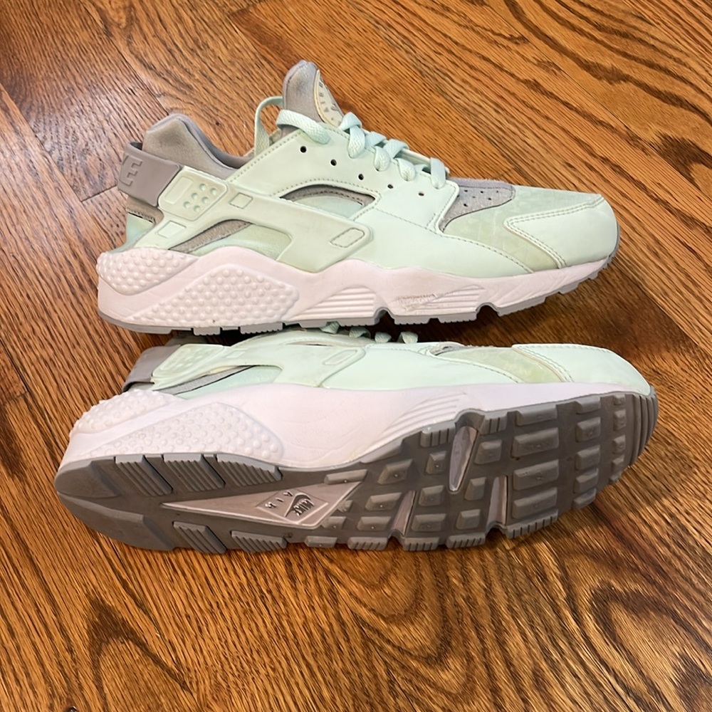 Women’s Nike Air Huarache Run Igloo Sneakers. Size 10. Excellent/Like New. - Picture 9 of 14